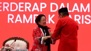 Ketua Umum PDI-P Megawati Soekarnoputri saat bertemu dengan Sekretaris Jenderal Demisioner PDI-P Hasto Kristiyanto saat Kongres ke-6 PDI-P di Bali, Sabtu (28/2025).(Dokumentasi PDI-P/Monang Sinaga)