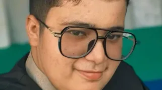 Yek Kadir tumbuh dewasa dengan karakter ramah dan kharismatik, mewarisi senyum hangat sang ayah, Habib Hadi Zainal Abidin. (Foto: IG abdul-qadir.habsyi1927)