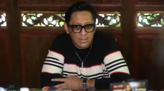 Artis Andre Taulany saat memberi keterangan pers terkait somasi dari mantan personil Stinky, Ndang Surahman di Warung Kondre, Ciputat, Tangerang Selatan, Selasa (9/01/2024).