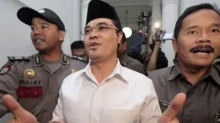 Aceng HM Fikri, saat masih menjabat Bupati Garut, berjalan menuju ruang pertemuan gubernur Jabar saat akan menerima Surat Keputusan Presiden RI Nomor 17/P Tahun 2013 Tanggal 20 Februari 2013 tentang Pengesahan Pemberhentian Bupati Garut Masa Jabatan 2009-2014 yang akan diserahkan Gubernur Jawa Barat, Ahmad Heryawan di Gedung Sate, Jalan Diponegoro, Kota Bandung, Senin (25/2/2013). (IST)