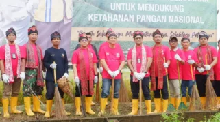 Bupati Muaro Jambi Dr. Bambang Bayu Suseno, SP, MM, M.Si membuka kegiatan Gerakan Irigasi Bersih (GIB) Daerah Irigasi Rawa (DIR) di Desa Sungai Duren