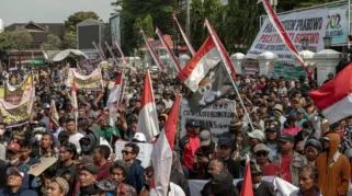 Massa yang tergabung dalam Aliansi Masyarakat Pati Bersatu berunjuk rasa di depan Kantor Bupati Pati, Kabupaten Pati, Jawa Tengah, Rabu (13/8/2025). Dalam unjuk rasa yang dihadiri sekitar 100 ribu warga itu menuntut Bupati Pati Sudewo agar mundur dari jabatannya karena dinilai arogan dan sejumlah kebijakannya tidak pro ke masyarakat.