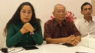 Darma Suryapranata (tengah), warga Kota Cirebon saat menyampaikan keluhan tentang kenaikan PBB. (IST)