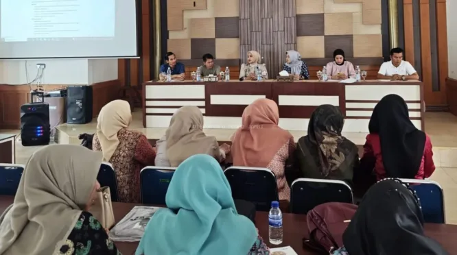Bunda PAUD Kabupaten Muaro Jambi, Ririn Novianty, saat memimpin rapat persiapan Hari Anak Nasional dan Gebyar PAUD. (Dok. Dinas Pendidikan Kab. Muaro Jambi)