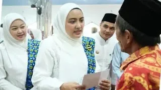 Ketua Badan Kontak Majelis Taklim (BKMT) Kabupaten Muaro Jambi, Ririn Novianty, menghadiri launching Pengajian Akbar BKMT tingkat Kecamatan Maro Sebo yang digelar di Masjid Baithussholihin