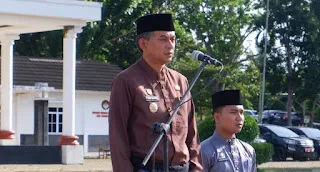 Wakil Bupati Muaro Jambi, Junaidi Mahir, memimpin upacara pengibaran bendera Merah Putih dalam rangka memperingati Hari Pendidikan Nasional (Hardiknas) tahun 2026.