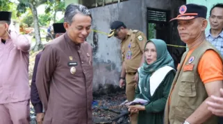 Junaidi Mahir menyerahkan bantuan berupa bahan pokok, perlengkapan rumah tangga, serta material bangunan guna mendukung percepatan pemulihan.