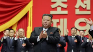 Kim Jong Un menegaskan Korea Utara akan memperkuat angkatan laut dengan senjata nuklir dan membangun kapal perang 10.000 ton sebagai bagian dari modernisasi militer.